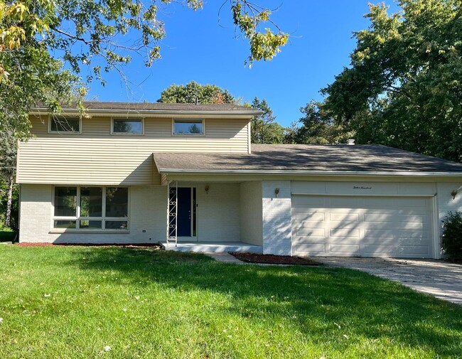 Building Photo - Spacious 2 Story in Portage Rental