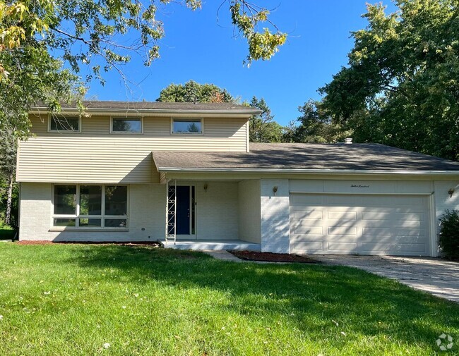 Building Photo - Spacious 2 Story in Portage Rental