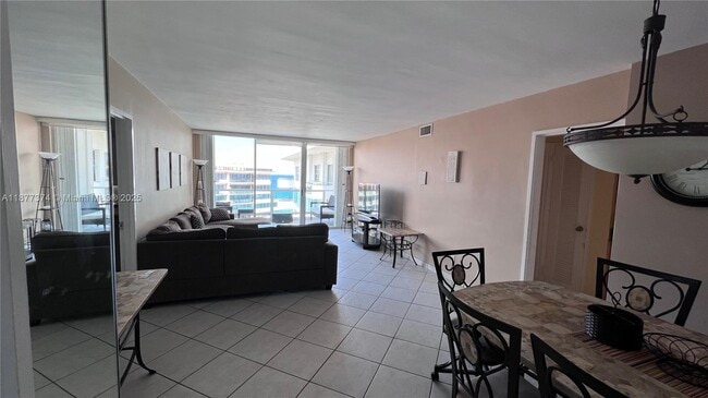 Building Photo - 5161 Collins Ave Unit 1701 Rental