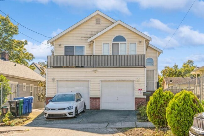 Building Photo - 3 bedroom in Seattle WA 98144 Unit Duplex A Rental