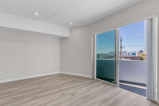 Photo - 825 Coronado-Building