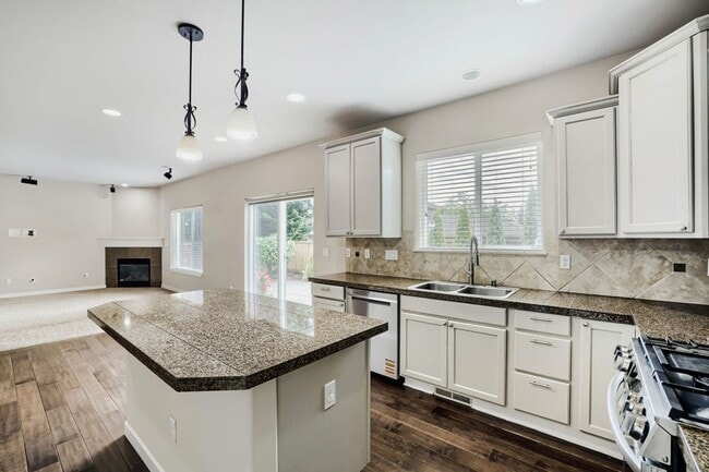 Photo - Spacious 5 Bedroom Lynnwood Dream Rental w/ Attached 3-Car Garage!