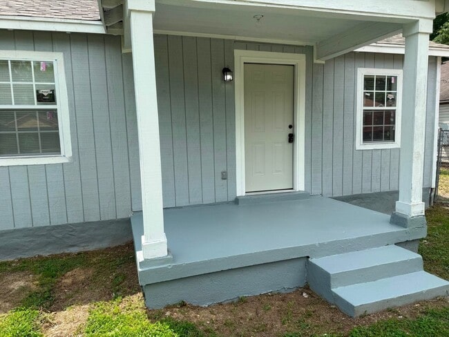 Building Photo - Charming 2 bedroom 1 bath home
