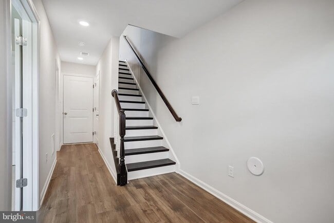 Photo - 721 Courier Ln