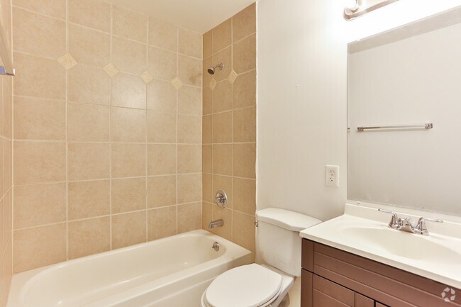 1BR,2BA - Loft - upstairs bathroom - Wendover Walk Apartments