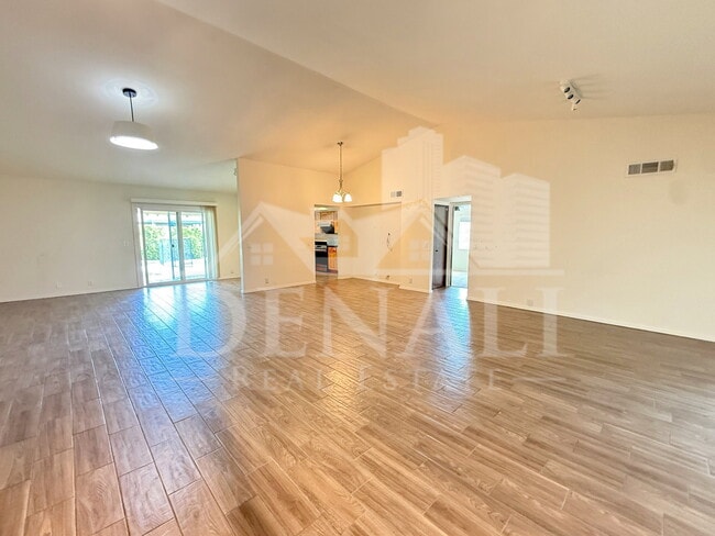 916 W Strahan Dr