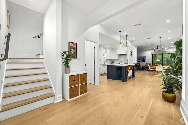 Building Photo - 705 W Johanna St Rental
