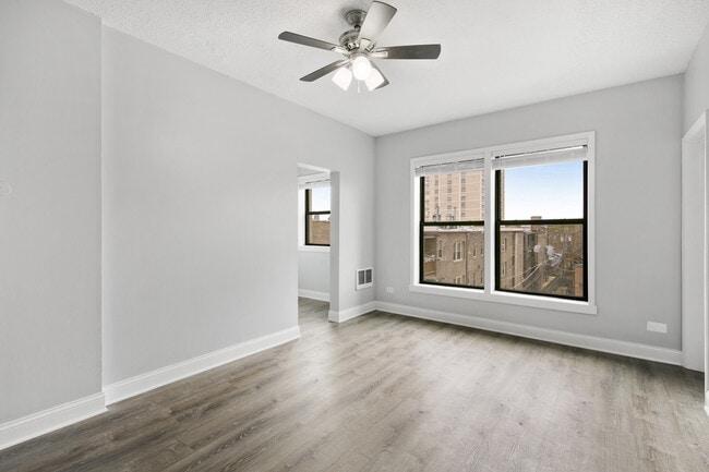 Photo - 4520 N Clarendon Ave Unit 408