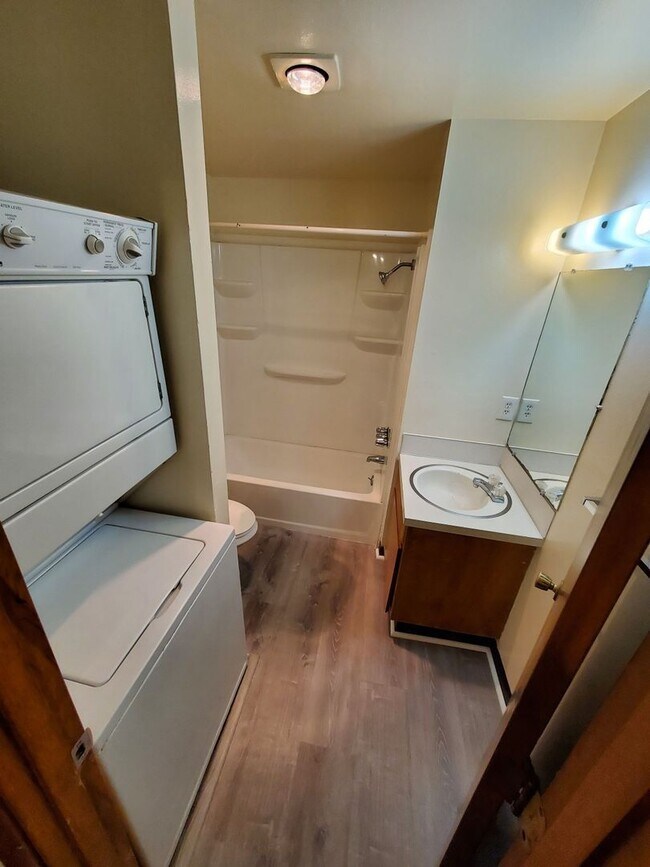 Photo - 156 Manbrin Dr N