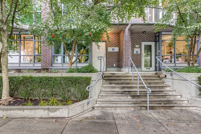 Photo - 887 Helmcken St