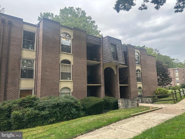 Building Photo - 3330 Woodburn Village Dr Unit 34