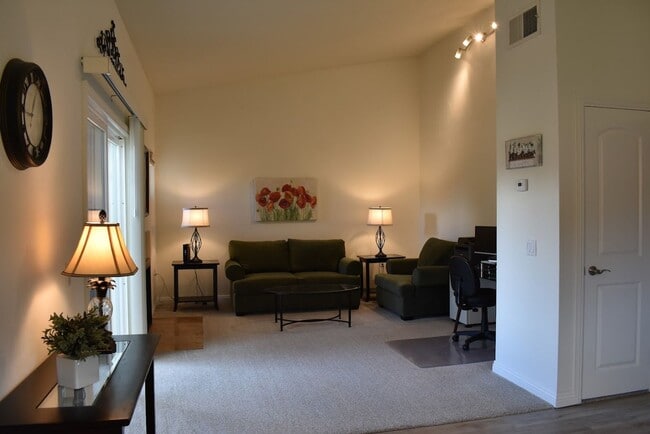 Building Photo - Unfurnished - Upgraded Condo -The Bluffs a...