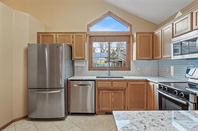 Photo - rare woodbury upgraded 3 bedroom end unit townhouse!! One level living!