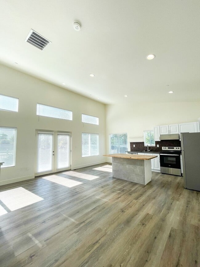 Photo - 3 Bedroom House with LARGE balcony!
