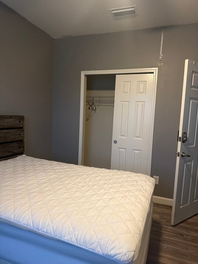 Con armario - 10433 Waterstone Dr