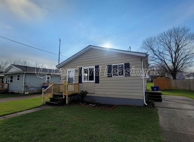 Building Photo - Freshly painted 3 bedroom with new flooring throughout!