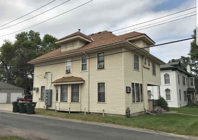 Building Photo - 315 E Walnut St Unit #2