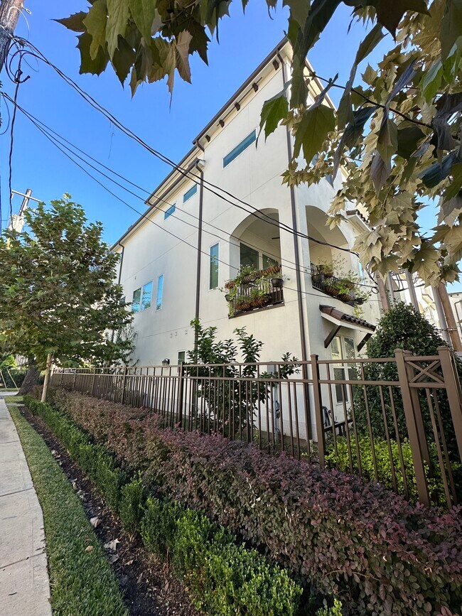 Photo - 727 Leverkuhn St