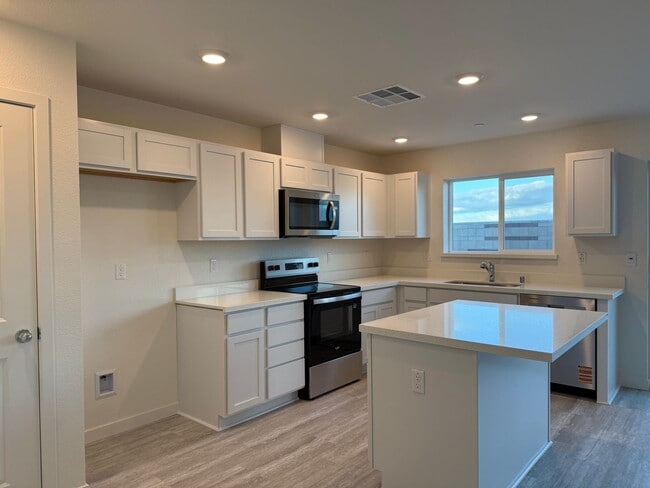 Photo - 4 Bed 2.5 Ba 2 Story 2 Car