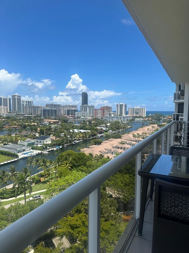 Building Photo - 3640 Yacht Club Dr Unit 1403