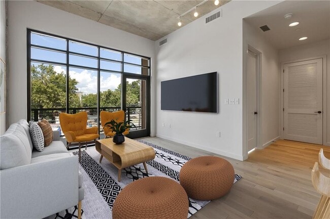 Photo - 1501 E 4th St Unit 201