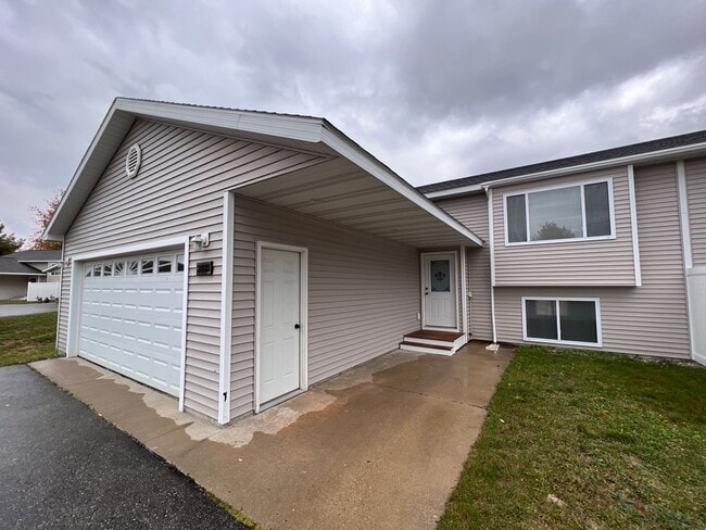 Photo - Spacious Split-Level Retreat Just Minutes ...