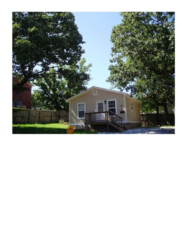 Walk to University of Arkansas, Free Razorback #26 Bustop 30 seconds by foot, Nature and Bike Trail - 832 W Eagle St