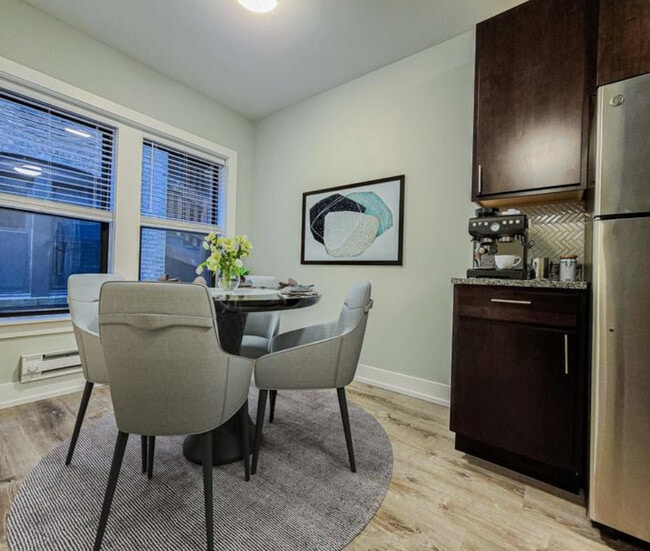 Photo - 715 W Brompton Ave
