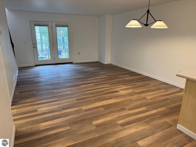 Photo - 1495 Newport St