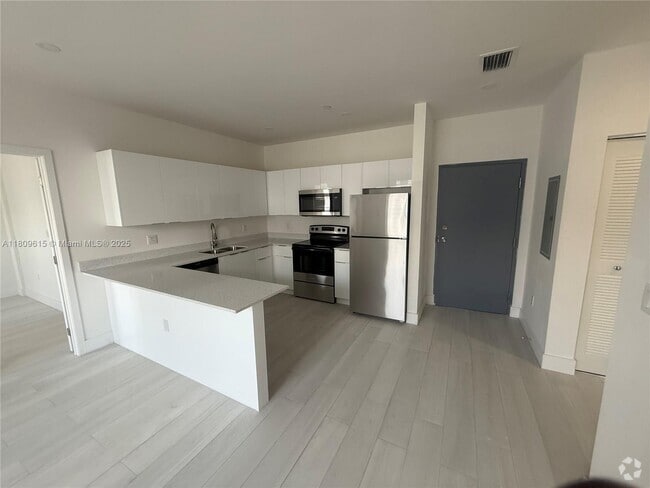 Building Photo - 879 E 24th St Unit 204 Rental