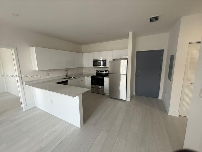 Building Photo - 879 E 24th St Unit 204 Rental