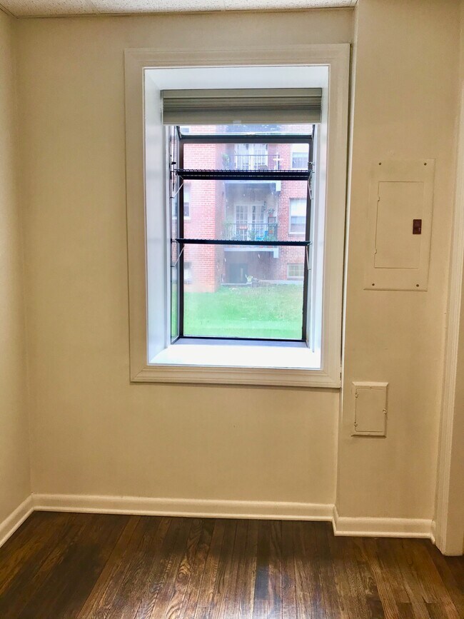 1BR, Apt #23 Bay Window