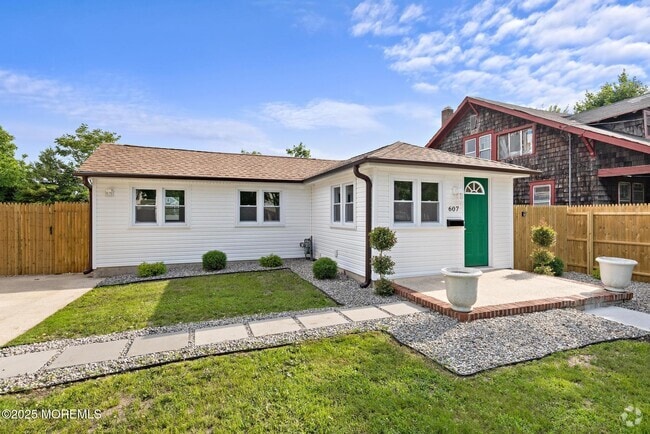 Building Photo - 607 Warren Ave Rental
