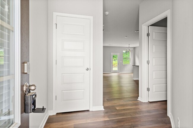 Photo - 4 bed / 2.5 bath in Gainesville! Retreat a...