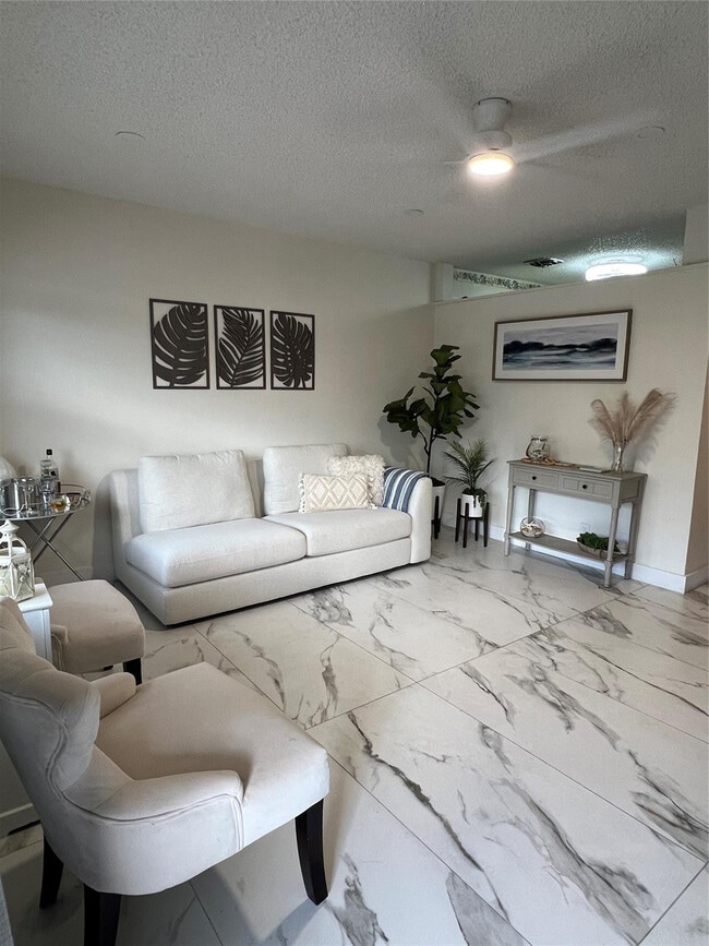 Photo - 900 SW 10th Terrace Unidad S20