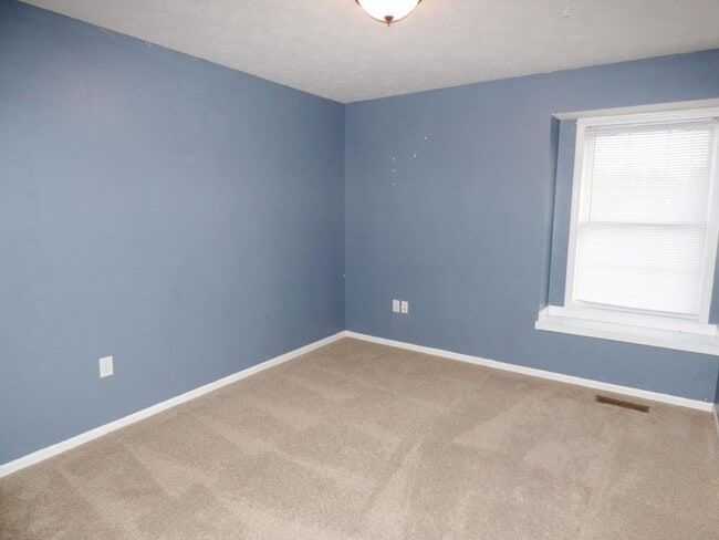 Photo - 4 bedroom 2.5 bathroom duplex located in a quiet neighborhood!