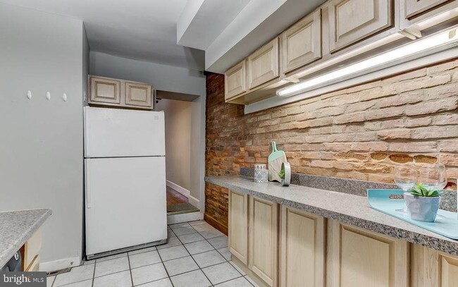 Building Photo - 825 S Charles St