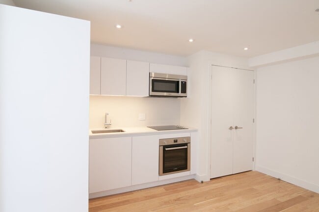 Photo - 25 Av des Pins O Unit 212