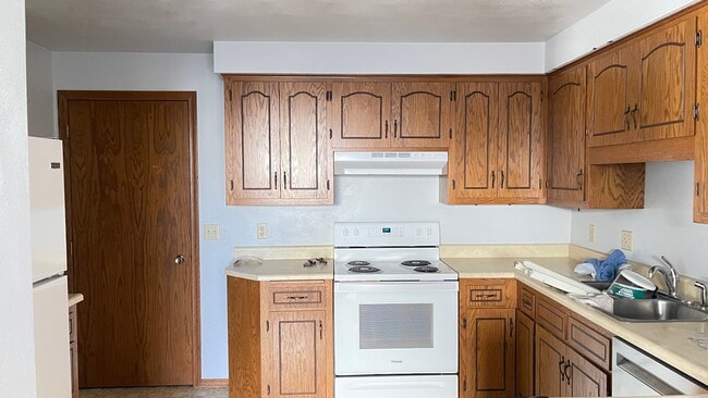 Kitchen - 694 Trailsway Ln