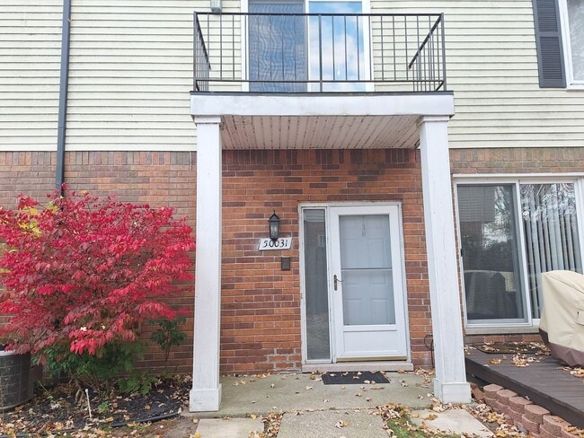 Building Photo - Charming Chesterfield Townhouse