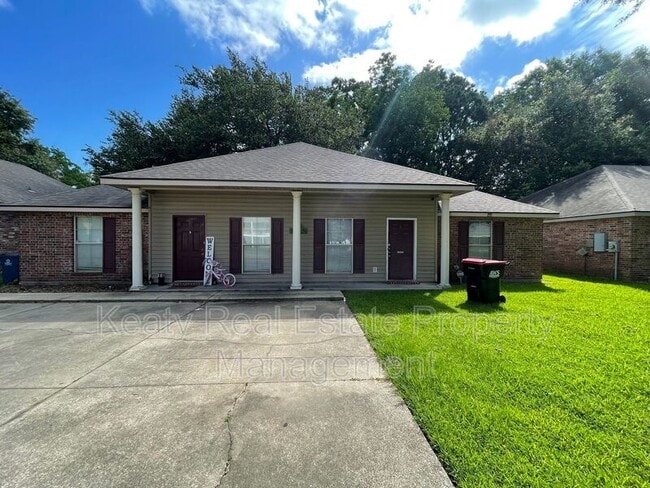 Building Photo - 207 Rural St