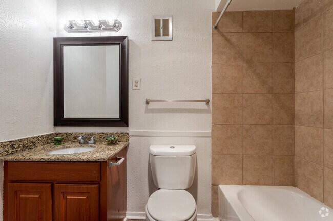 3HAB, 2BA - 1,056 ft² Colonial - Baño - Chateau Estates