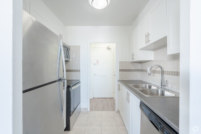 3BR, 1BA - 1,022SF - Kitchen