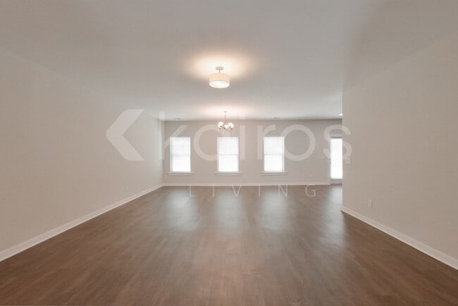 Photo - 471 White Oak Cir