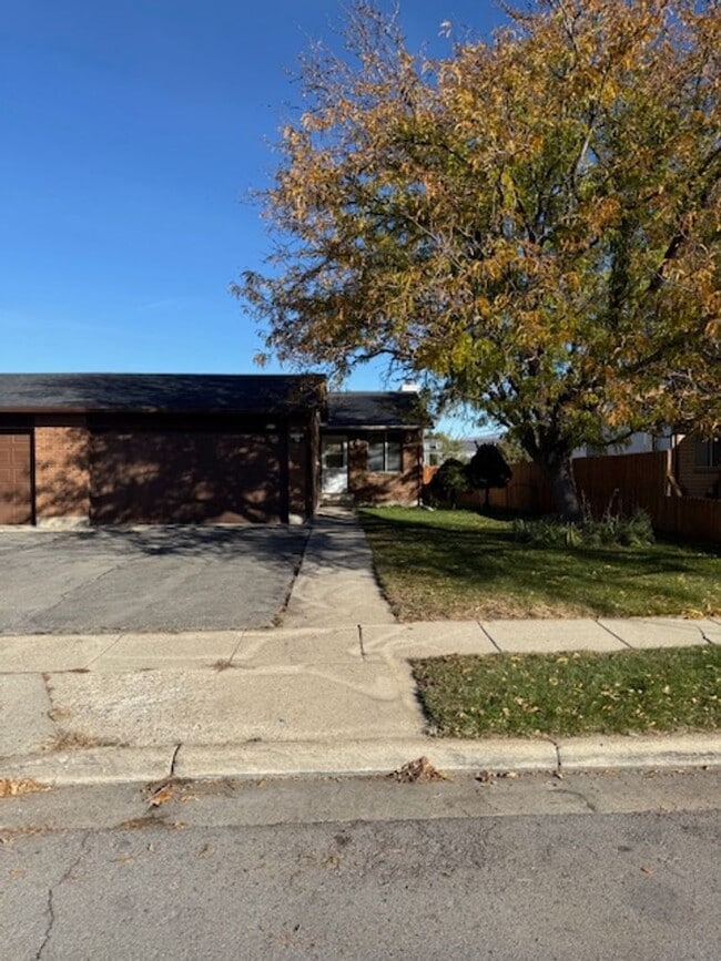 Building Photo - Beautiful Duplex In Great Midvale Location