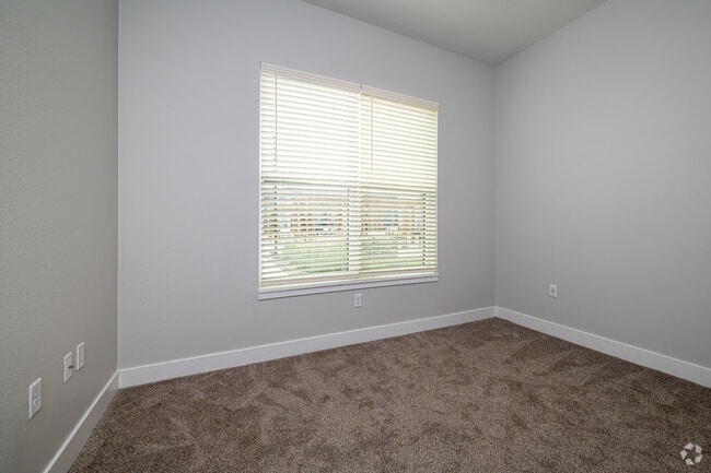 2BR, 2BA - 951SF - Primary Bedroom