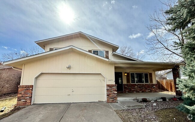 Building Photo - Vintage Charm: Cozy 3-Bedroom Home with Fe...