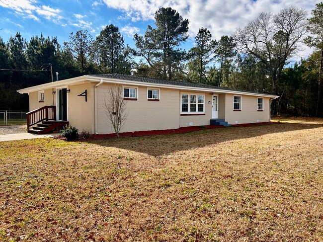 Building Photo - AVAILABLE NOW! 3 Bedrooms/1 1/2 Bath with Double living room space.