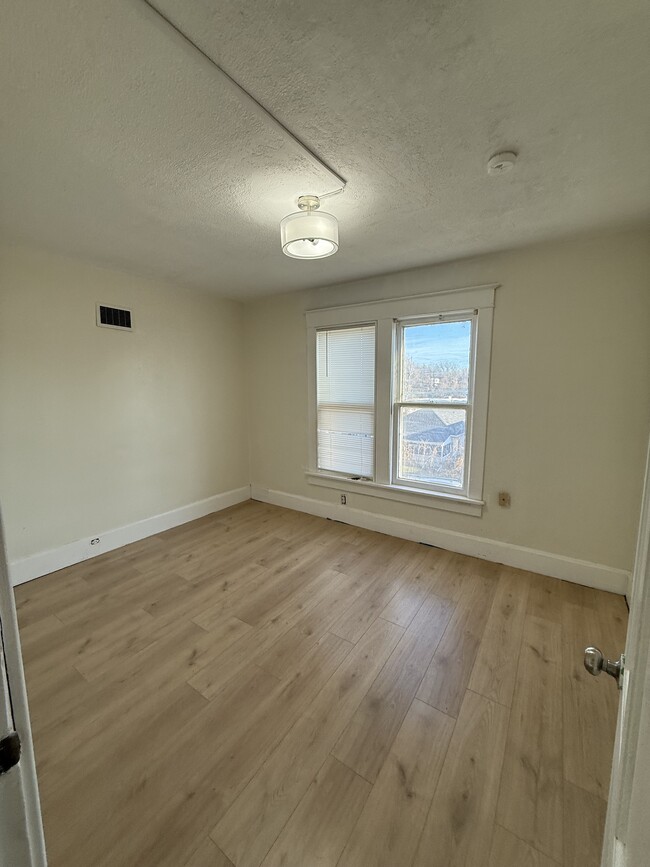 Photo - 2-912 E 6th St