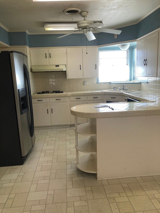 Kitchen - 1529 Woodland Dr